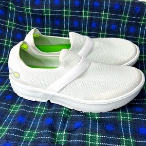 Oofos OOMG Low Shoe - White on White - Womens Size 8.5